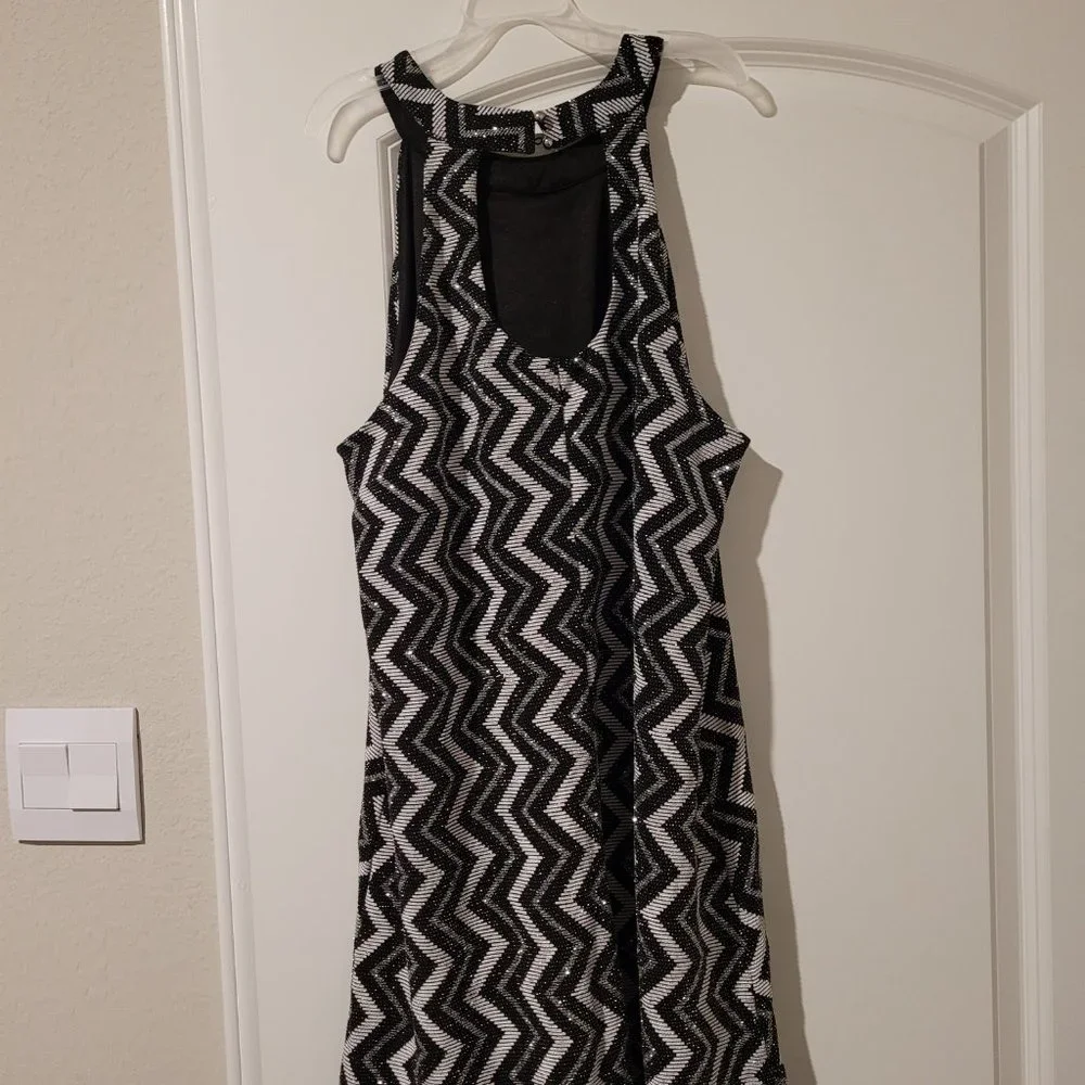 Dress - Picture 6 of 6